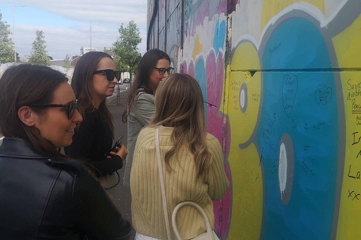 Explorez les murales et les Murs de la Paix de Belfast lors d'une visite privée en taxi avec un guide local, photo 612 | wizardtrip