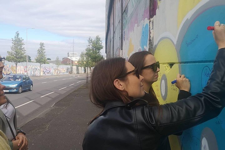 Explorez les murales et les Murs de la Paix de Belfast lors d'une visite privée en taxi avec un guide local, photo 615 | wizardtrip