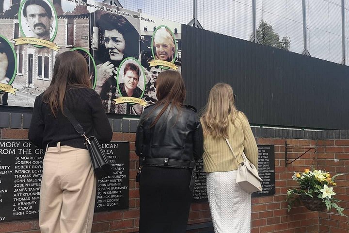 Explorez les murales et les Murs de la Paix de Belfast lors d'une visite privée en taxi avec un guide local, photo 617 | wizardtrip
