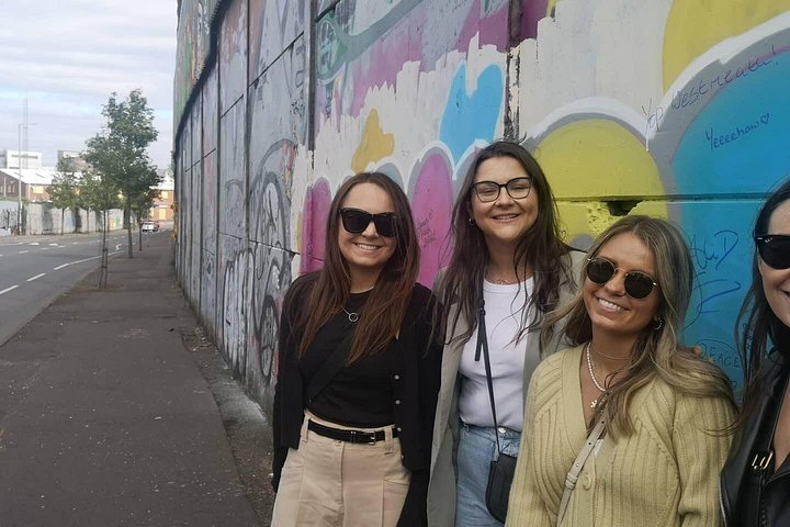 Explorez les murales et les Murs de la Paix de Belfast lors d'une visite privée en taxi avec un guide local, photo 619 | wizardtrip