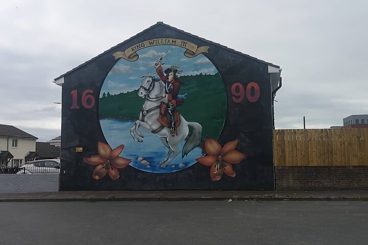 Explorez les murales et les Murs de la Paix de Belfast lors d'une visite privée en taxi avec un guide local, photo 647 | wizardtrip