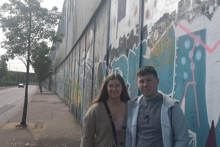 Explorez les murales et les Murs de la Paix de Belfast lors d'une visite privée en taxi avec un guide local, photo 676 | wizardtrip