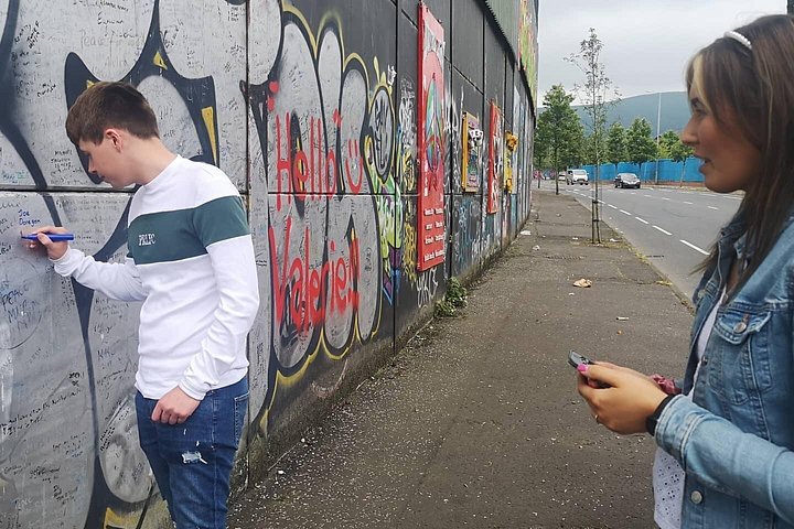 Explorez les murales et les Murs de la Paix de Belfast lors d'une visite privée en taxi avec un guide local, photo 692 | wizardtrip