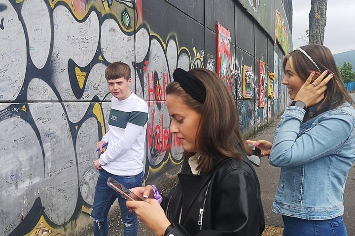 Explorez les murales et les Murs de la Paix de Belfast lors d'une visite privée en taxi avec un guide local, photo 695 | wizardtrip