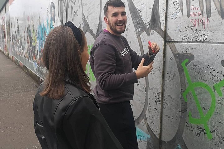 Explorez les murales et les Murs de la Paix de Belfast lors d'une visite privée en taxi avec un guide local, photo 696 | wizardtrip