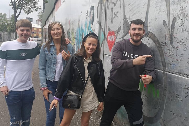 Explorez les murales et les Murs de la Paix de Belfast lors d'une visite privée en taxi avec un guide local, photo 697 | wizardtrip
