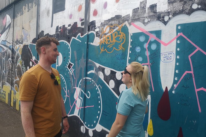 Explorez les murales et les Murs de la Paix de Belfast lors d'une visite privée en taxi avec un guide local, photo 727 | wizardtrip