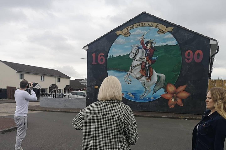 Explorez les murales et les Murs de la Paix de Belfast lors d'une visite privée en taxi avec un guide local, photo 744 | wizardtrip