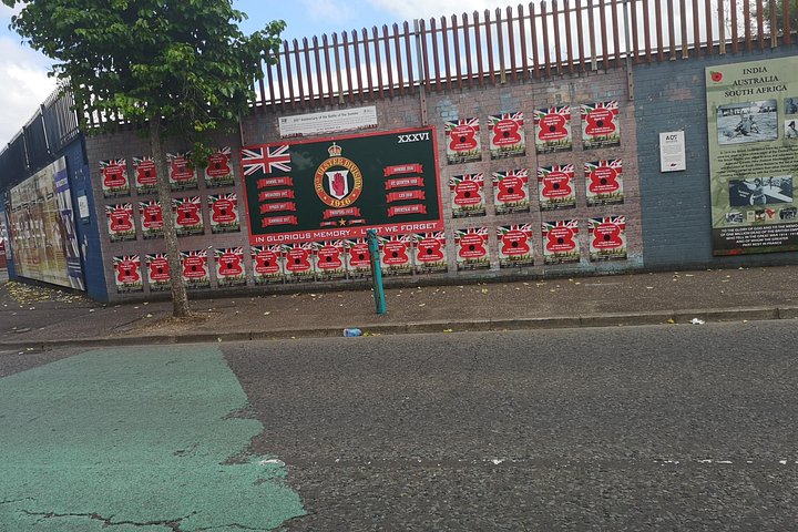 Explorez les murales et les Murs de la Paix de Belfast lors d'une visite privée en taxi avec un guide local, photo 748 | wizardtrip