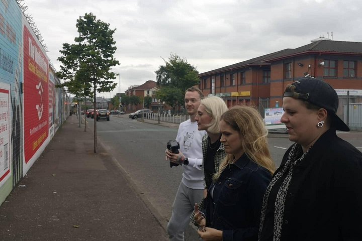 Explorez les murales et les Murs de la Paix de Belfast lors d'une visite privée en taxi avec un guide local, photo 754 | wizardtrip