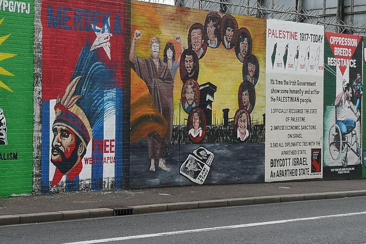 Explorez les murales et les Murs de la Paix de Belfast lors d'une visite privée en taxi avec un guide local, photo 77 | wizardtrip