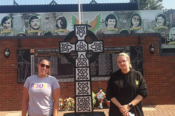 Explorez les murales et les Murs de la Paix de Belfast lors d'une visite privée en taxi avec un guide local, photo 801 | wizardtrip