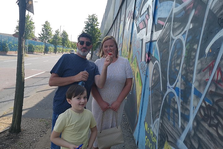 Explorez les murales et les Murs de la Paix de Belfast lors d'une visite privée en taxi avec un guide local, photo 812 | wizardtrip