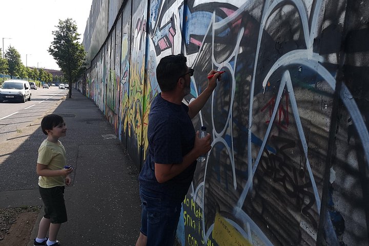 Explorez les murales et les Murs de la Paix de Belfast lors d'une visite privée en taxi avec un guide local, photo 813 | wizardtrip