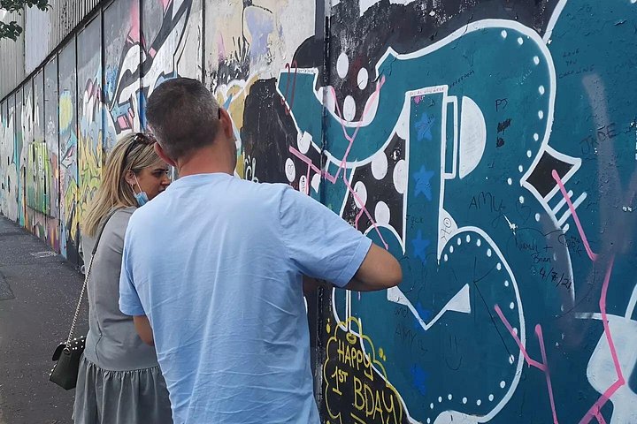 Explorez les murales et les Murs de la Paix de Belfast lors d'une visite privée en taxi avec un guide local, photo 820 | wizardtrip