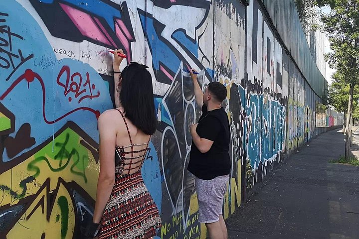 Explorez les murales et les Murs de la Paix de Belfast lors d'une visite privée en taxi avec un guide local, photo 846 | wizardtrip
