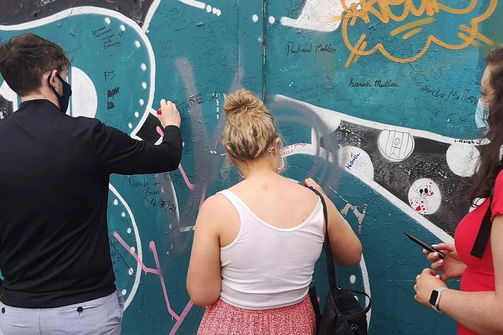 Explorez les murales et les Murs de la Paix de Belfast lors d'une visite privée en taxi avec un guide local, photo 895 | wizardtrip
