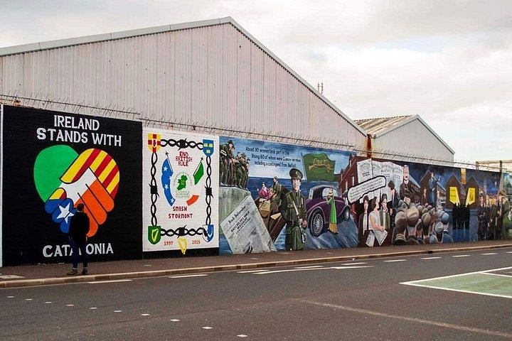 Explorez les murales et les Murs de la Paix de Belfast lors d'une visite privée en taxi avec un guide local, photo 91 | wizardtrip