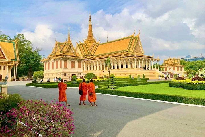 Private full-day tour exploring the Royal Palace, Silver Pagoda, and genocide sites in Phnom Penh, Cambodia, photo 6 | wizardtrip