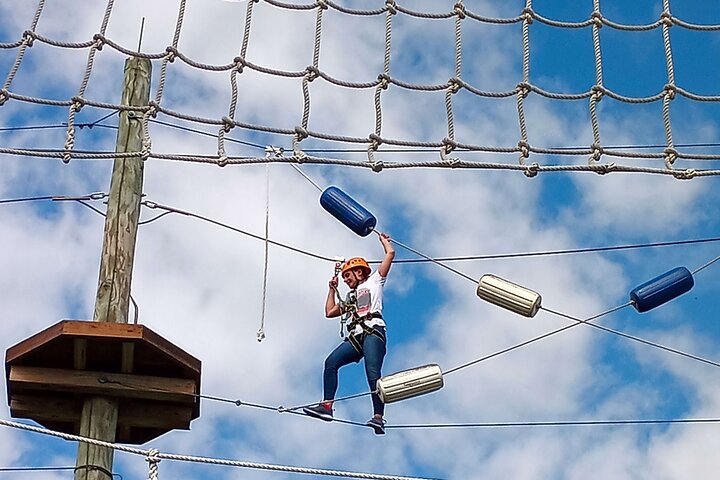 Experimenta emocionantes tirolinas y desafíos aéreos en un hermoso dosel de robles en Cocoa Beach Aerial Adventures, foto 10 | wizardtrip