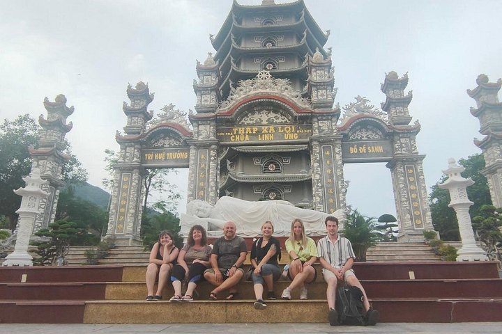 Turistas explorando as Montanhas de Mármore e a estátua da Dama Buda em Da Nang, no Vietnã, foto 6 | wizardtrip