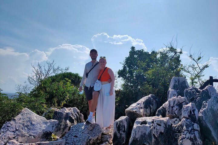 Turistas explorando as Montanhas de Mármore e a estátua da Dama Buda em Da Nang, no Vietnã, foto 7 | wizardtrip