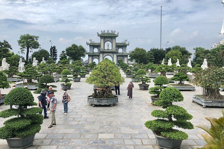 Turistas explorando as Montanhas de Mármore e a estátua da Dama Buda em Da Nang, no Vietnã, foto 8 | wizardtrip