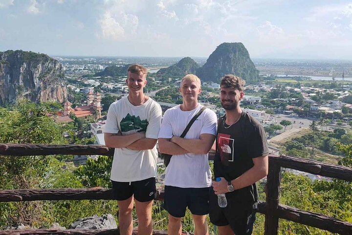 Turistas explorando as Montanhas de Mármore e a estátua da Dama Buda em Da Nang, no Vietnã, foto 9 | wizardtrip
