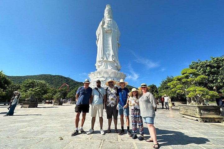 Turistas explorando as Montanhas de Mármore e a estátua da Dama Buda em Da Nang, no Vietnã, foto 11 | wizardtrip