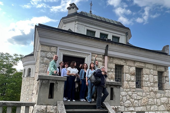 Sarajevo krigs- og bytur med en overlevende guide, som utforsker historiske steder og krigstunnelen, foto 19 | wizardtrip