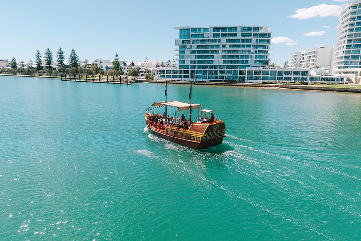 Um cruzeiro de navio pirata nos canais de Mandurah, oferecendo vistas panorâmicas e oportunidades de avistar golfinhos, foto 6 | wizardtrip