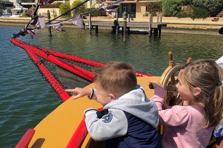 Um cruzeiro de navio pirata nos canais de Mandurah, oferecendo vistas panorâmicas e oportunidades de avistar golfinhos, foto 8 | wizardtrip