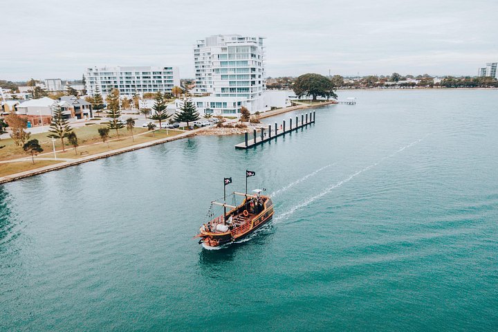 Um cruzeiro de navio pirata nos canais de Mandurah, oferecendo vistas panorâmicas e oportunidades de avistar golfinhos, foto 10 | wizardtrip