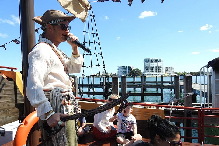 Um cruzeiro de navio pirata nos canais de Mandurah, oferecendo vistas panorâmicas e oportunidades de avistar golfinhos, foto 11 | wizardtrip
