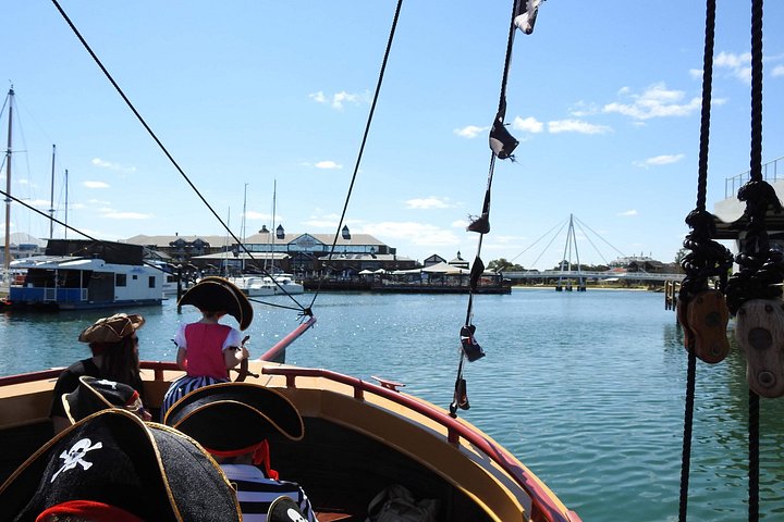 Um cruzeiro de navio pirata nos canais de Mandurah, oferecendo vistas panorâmicas e oportunidades de avistar golfinhos, foto 12 | wizardtrip