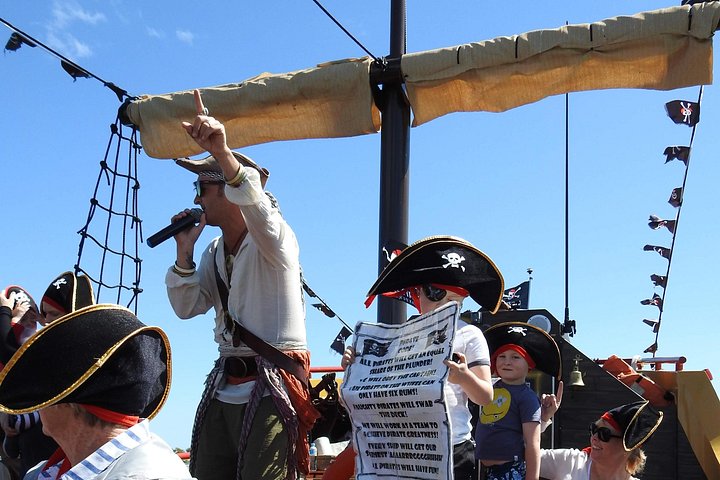 Um cruzeiro de navio pirata nos canais de Mandurah, oferecendo vistas panorâmicas e oportunidades de avistar golfinhos, foto 14 | wizardtrip