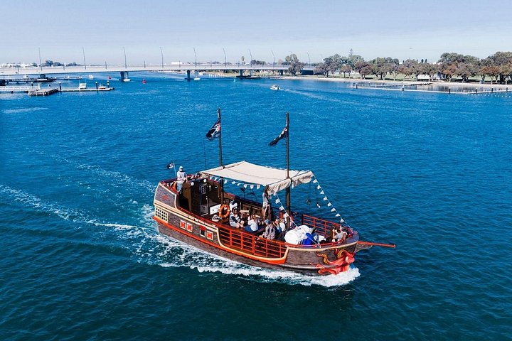 Um cruzeiro de navio pirata nos canais de Mandurah, oferecendo vistas panorâmicas e oportunidades de avistar golfinhos, foto 15 | wizardtrip