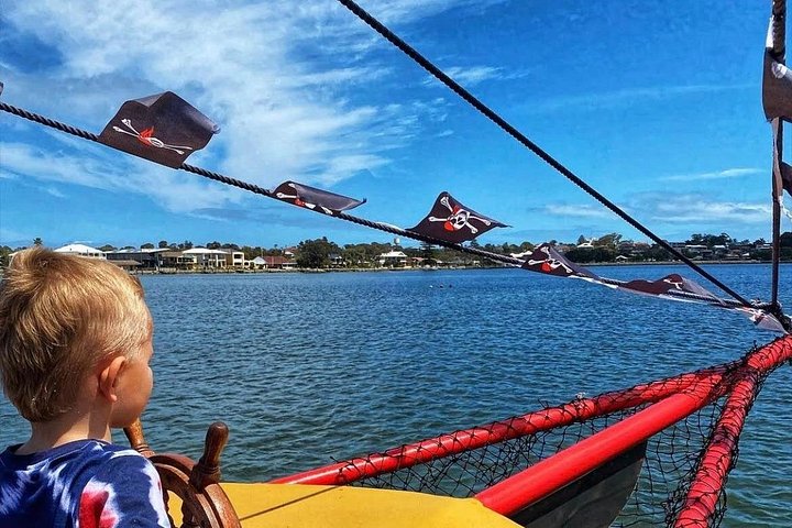 Um cruzeiro de navio pirata nos canais de Mandurah, oferecendo vistas panorâmicas e oportunidades de avistar golfinhos, foto 16 | wizardtrip