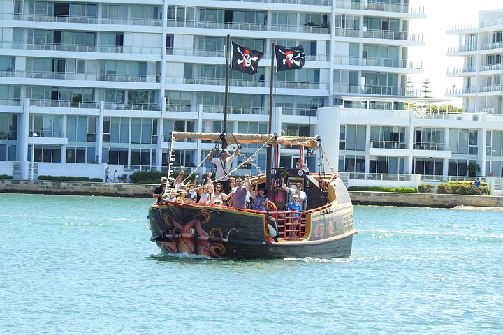 Um cruzeiro de navio pirata nos canais de Mandurah, oferecendo vistas panorâmicas e oportunidades de avistar golfinhos, foto 17 | wizardtrip