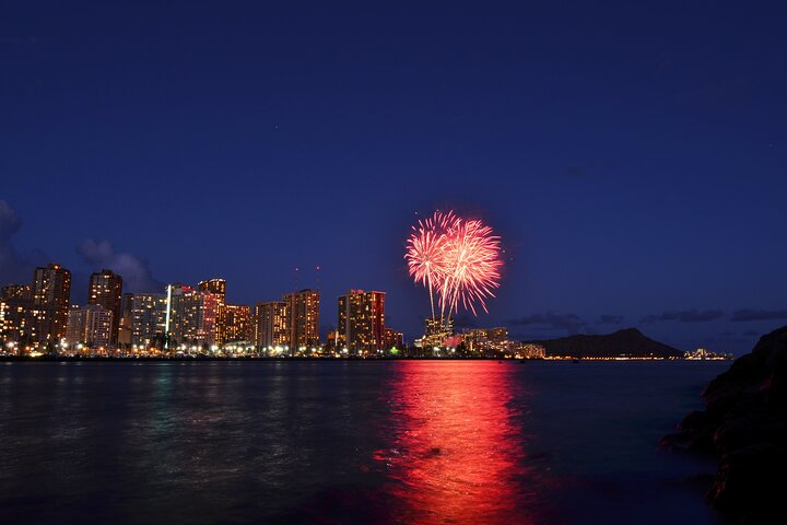 Katamaran kryssning på natten med fyrverkerier över Waikiki, Oahu, foto 6 | wizardtrip