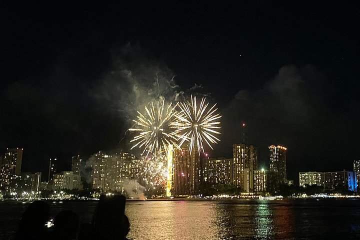 Katamaran kryssning på natten med fyrverkerier över Waikiki, Oahu, foto 7 | wizardtrip