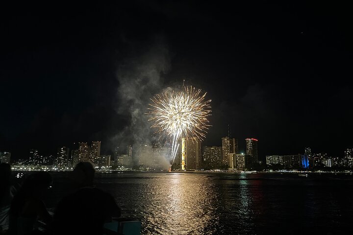 Katamaran kryssning på natten med fyrverkerier över Waikiki, Oahu, foto 10 | wizardtrip