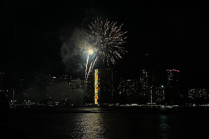 Katamaran kryssning på natten med fyrverkerier över Waikiki, Oahu, foto 11 | wizardtrip