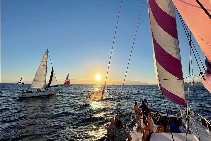 Croisière au coucher du soleil à Waikiki : 2h en catamaran avec baignade | wizardtrip