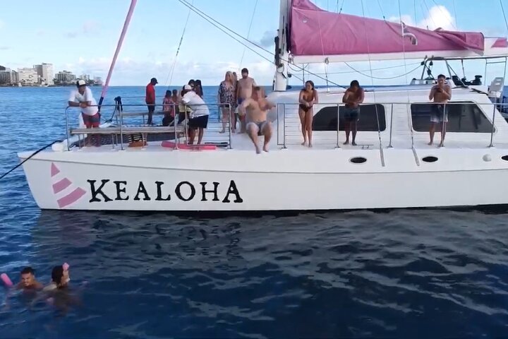 Njut av en hisnande solnedgångskryssning med katamaran och badmöjligheter utanför Waikikis kust, Oahu, foto 7 | wizardtrip