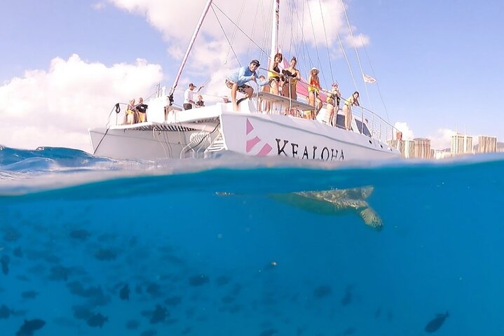 Njut av en hisnande solnedgångskryssning med katamaran och badmöjligheter utanför Waikikis kust, Oahu, foto 9 | wizardtrip