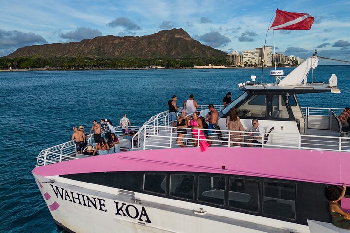 Njut av en hisnande solnedgångskryssning med katamaran och badmöjligheter utanför Waikikis kust, Oahu, foto 11 | wizardtrip