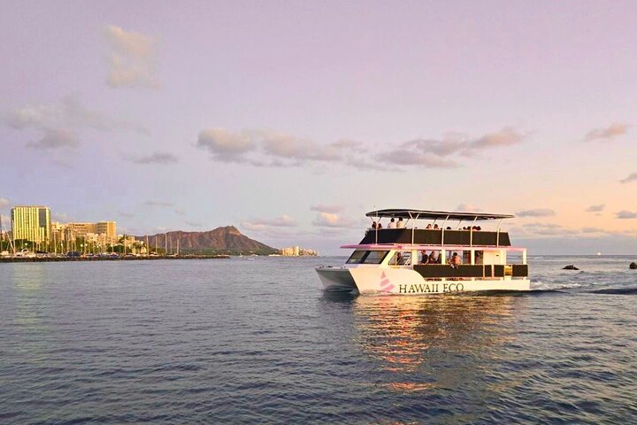 Njut av en hisnande solnedgångskryssning med katamaran och badmöjligheter utanför Waikikis kust, Oahu, foto 13 | wizardtrip