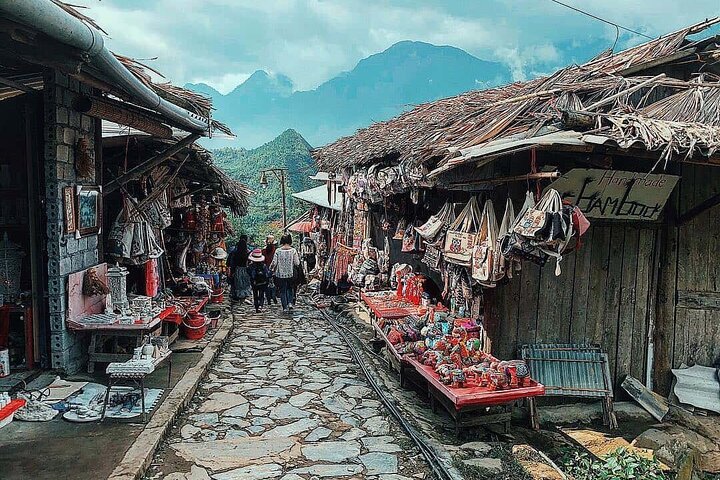 Trekking through scenic rice terraces and ethnic villages in Sapa, Vietnam, photo 17 | wizardtrip
