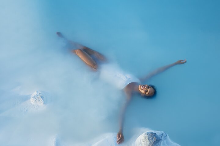 Relaxar nas águas azul-leitosas da spa geotérmica Blue Lagoon perto de Reykjavík, Islândia, foto 6 | wizardtrip